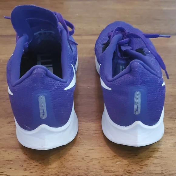 Nike Purple and White Athletic Shoes for Performance - Picture 5 of 7